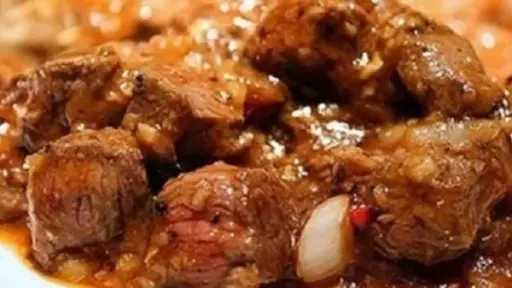 فوائد وأضرار اللحمة الملبسة بالدهون.. هل هي أفضل صحيًا من القطع الحمراء الصافية؟
