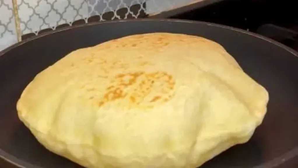 طريقة عمل خبز الطاسة الهش في المنزل بمكونات اقتصادية.. من غير فرن