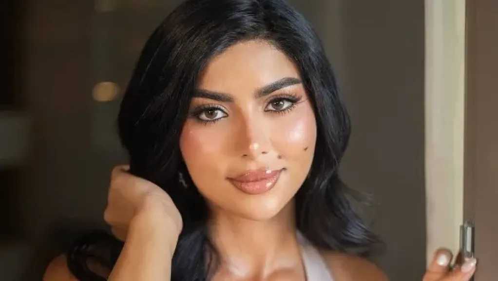 كارولين عزمي تخطف الأنظار بإطلالة أنيقة بالأسود والبرتقالي