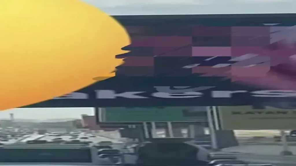 الداخلية تفحص فيديو عرض مشاهد غير أخلاقية على شاشة إعلانات بطريق المحور