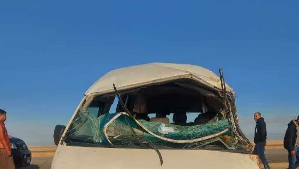 مصرع سيدة ونجلها في انقلاب سيارة ربع نقل على الطريق الدولي الساحلي بمطروح