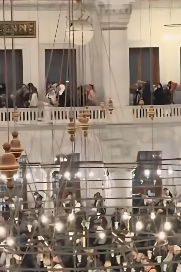 احتجاج نسائي داخل مسجد الفاتح يهز إسطنبول.. إلقاء الحجاب تضامنًا مع الأقصى يشعل الجدل